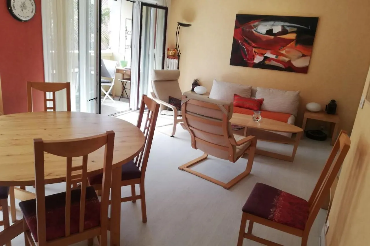 Sunny Apartment In The Heart Of イエール 0*,  フランス